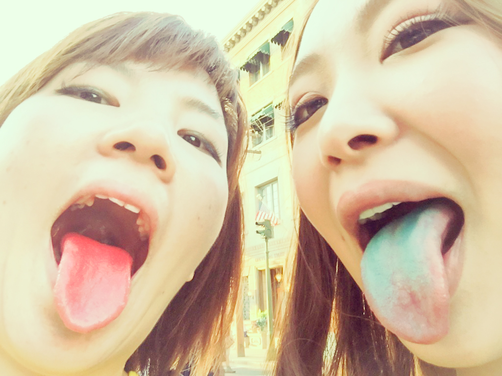 舌が真っ赤と真っ青！